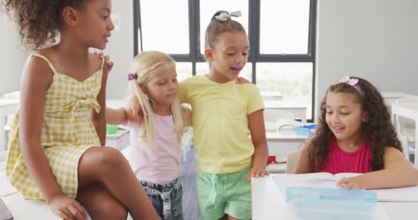 Vídeo Meninas Diversas Felizes Sentadas Mesa Escola Conversando Rindo Ensino — Vídeo de Stock