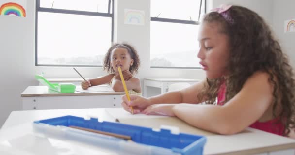 Vídeo Meninas Biraciais Sentadas Nas Mesas Escola Aprendendo Ensino Primário — Vídeo de Stock