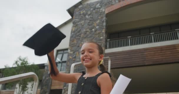 Video Chicas Caucásicas Felices Sosteniendo Diploma Lanzando Sombreros Graduación Educación — Vídeos de Stock