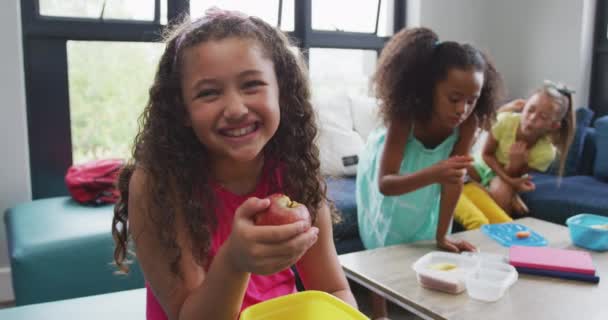 Video Chica Birracial Feliz Sentado Con Amigos Sala Común Escuela — Vídeo de stock