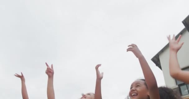 Video Niñas Felices Diversas Lanzando Sombreros Después Graduación Educación Primaria — Vídeo de stock