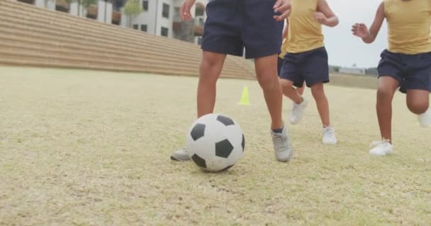 Video Kaki Dari Beragam Gadis Bermain Sepak Bola Depan Sekolah — Stok Video