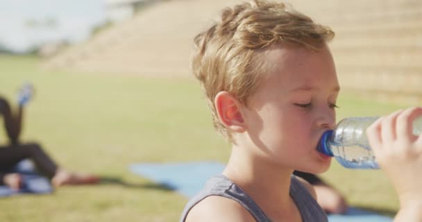 Video Fokuserade Olika Pojkar Dricksvatten Träning Mattor Solig Dag Grundskoleutbildning — Stockvideo