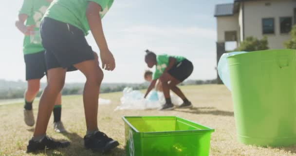 Vídeo Garotos Diversos Pegando Lixo Frente Escola Ensino Primário Ecologia — Vídeo de Stock