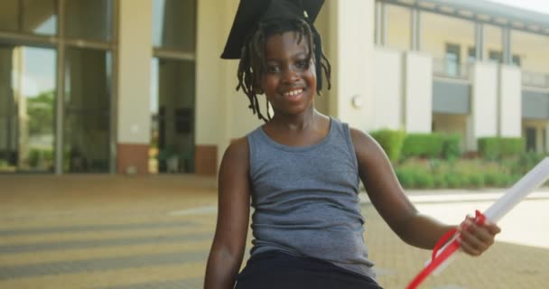 Video Niño Afroamericano Feliz Con Sombrero Graduación Diploma Delante Escuela — Vídeo de stock