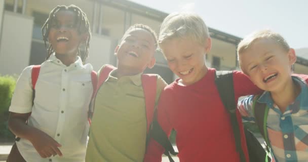 Video Chicos Felices Diversos Caminando Riendo Delante Escuela Educación Primaria — Vídeo de stock