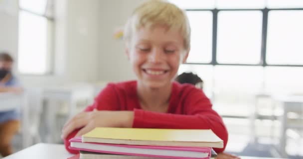 Video Bahagia Anak Kaukasia Duduk Meja Sekolah Konsep Pendidikan Dasar — Stok Video