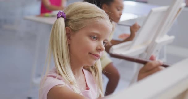 学校での美術授業中に焦点を当てた白人の少女の絵のビデオ 小学校教育知識学習の概念 — ストック動画