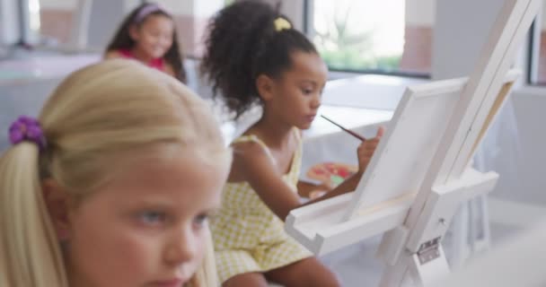 Vídeo Várias Meninas Focadas Pintura Durante Aulas Arte Escola Ensino — Vídeo de Stock