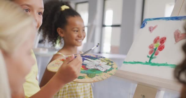 Wideo Szczęśliwych Różnorodnych Dziewczyn Malujących Podczas Lekcji Sztuki Szkole Koncepcja — Wideo stockowe