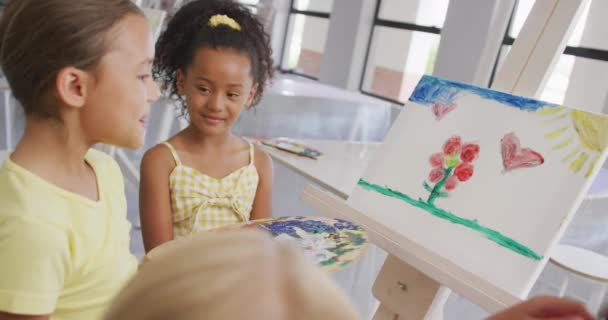Okuldaki Resim Derslerinde Resim Yapan Mutlu Kızların Videosu Ilköğretim Bilgi — Stok video