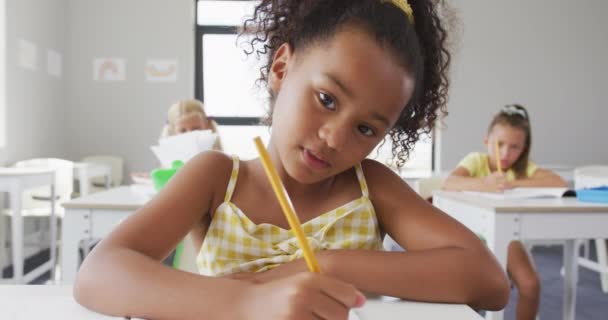 Video Feliz Chica Birracial Sentada Escritorio Escuela Aprendizaje Educación Primaria — Vídeos de Stock