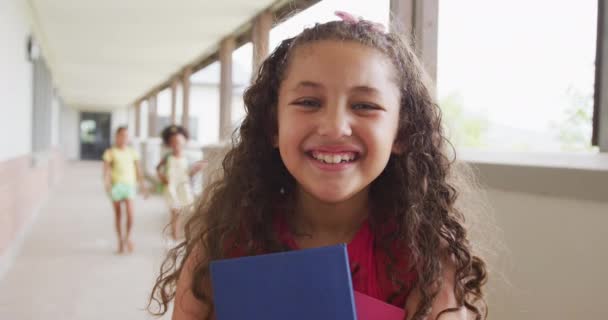 Video Feliz Chica Birracial Pie Pasillo Escuela Educación Primaria Aprendizaje — Vídeos de Stock
