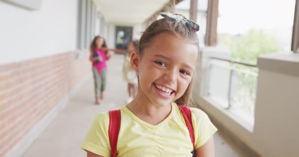 Vídeo Menina Caucasiana Feliz Corredor Escola Ensino Primário Aprendizagem Conceito — Vídeo de Stock