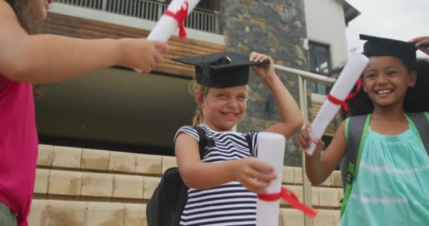 Video Niñas Felices Diversas Lanzando Sombreros Después Graduación Educación Primaria — Vídeo de stock