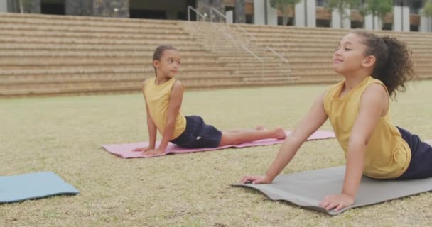 Video Fokus Beragam Gadis Berlatih Yoga Tikar Depan Sekolah Konsep — Stok Video