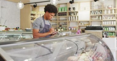 Kahve dükkanında tablet kullanan çift ırklı garsonun animasyonu. Kahve ve fil dükkanı, küçük bağımsız işler yürütüyor..