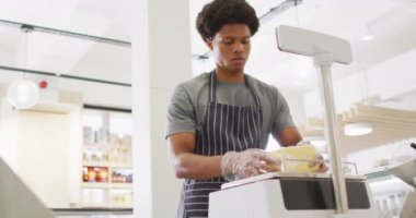 Peynir tartan çift ırklı garsonun animasyonu. Kahve ve fil dükkanı, küçük bağımsız işler yürütüyor..