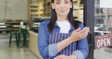 Kahve dükkanındaki mutlu çift ırklı garsonun animasyonu. Kahve ve fil dükkanı, küçük bağımsız işler yürütüyor..