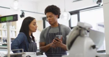 Kafede tablet kullanan ve konuşan kadın ve erkek garsonların animasyonları. - Evet. Kahve ve fil dükkanı, küçük bağımsız işler yürütüyor..