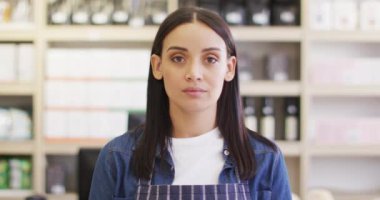 Kahve dükkanında duran mutlu melez garsonun animasyonu. Kahve ve fil dükkanı, küçük bağımsız işler yürütüyor..