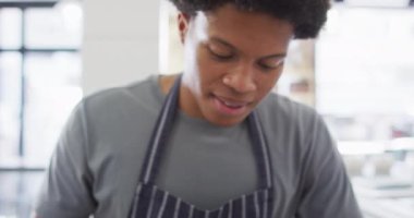 Et doğrama makinesi kullanan mutlu çift ırklı garsonun animasyonu. Kahve ve fil dükkanı, küçük bağımsız işler yürütüyor..