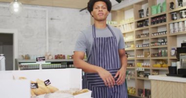 Kahve dükkanındaki mutlu çift ırklı garsonun animasyonu. Kahve ve fil dükkanı, küçük bağımsız işler yürütüyor..