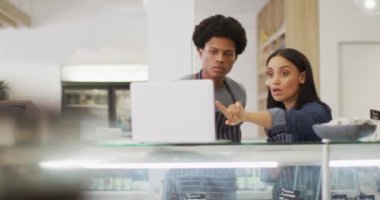 Kafede dizüstü bilgisayar kullanan kadın ve erkek garsonların animasyonu. Kahve ve fil dükkanı, küçük bağımsız işler yürütüyor..