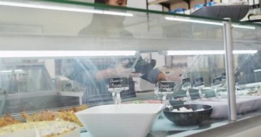 Çift ırklı garsonun buzdolabından yemek alışı animasyonu. Kahve ve fil dükkanı, küçük bağımsız işler yürütüyor..