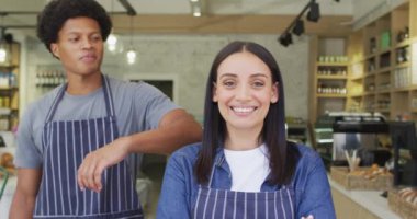 Kafedeki mutlu kadın ve erkek garsonların animasyonu. Kahve ve fil dükkanı, küçük bağımsız işler yürütüyor..