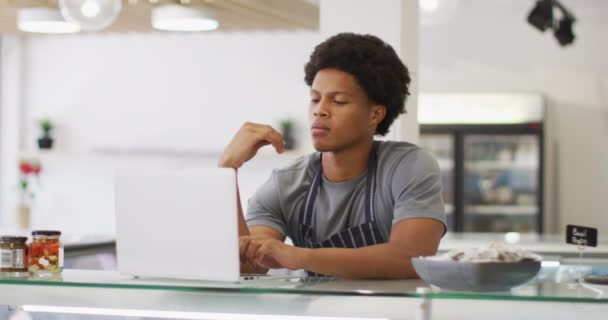 Animation Serious Biracial Waiter Using Laptop Coffee Shop Coffee Bistro — Video Stock