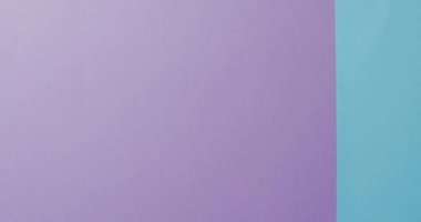 Mor ve mavi arkaplanlı kremalı donut videosu. Renkli yemek, şeker, abur cubur ve tatlı konsepti.