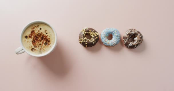 Video Van Donuts Met Glazuur Kopje Koffie Roze Achtergrond Kleurrijke — Stockvideo