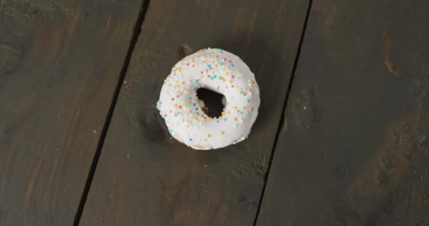 Vídeo Donut Com Cobertura Fundo Madeira Colorido Divertido Alimento Doces — Vídeo de Stock