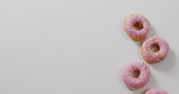Vídeo Donuts Com Cobertura Sobre Fundo Branco Colorido Divertido Alimento — Vídeo de Stock