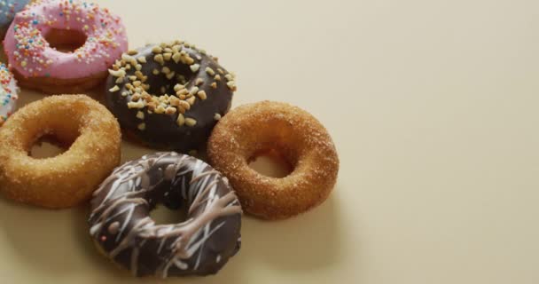 Video Van Donuts Met Glazuur Witte Achtergrond Kleurrijke Fun Food — Stockvideo