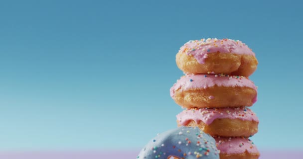 Vídeo Donuts Com Cobertura Sobre Fundo Rosa Azul Colorido Divertido — Vídeo de Stock