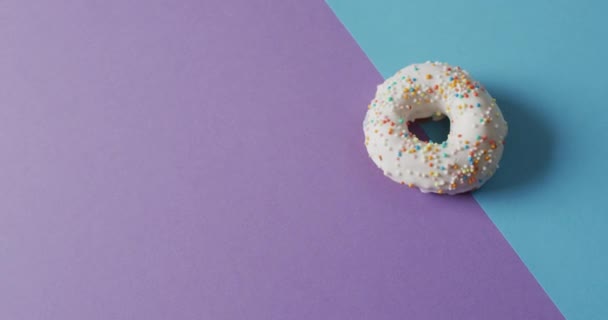 Vídeo Donut Com Cobertura Fundo Roxo Azul Colorido Divertido Alimento — Vídeo de Stock