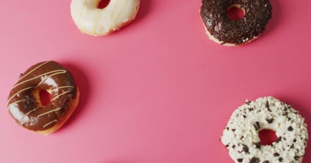 Video Van Donuts Met Glazuur Roze Achtergrond Kleurrijke Fun Food — Stockvideo