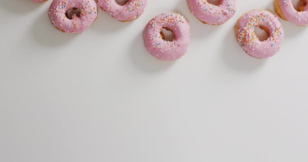 Vídeo Donuts Com Cobertura Sobre Fundo Branco Colorido Divertido Alimento — Vídeo de Stock