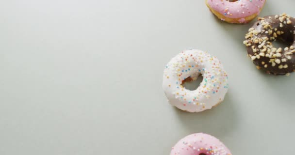 Video Von Donuts Mit Sahnehäubchen Auf Weißem Hintergrund Buntes Fun — Stockvideo