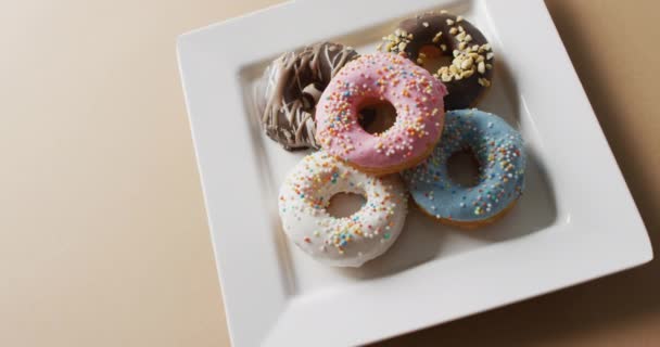 Video Von Donuts Mit Sahnehäubchen Auf Weißem Teller Auf Rosa — Stockvideo