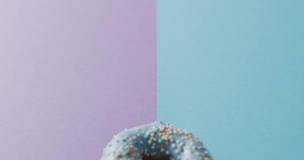 Video Donut Con Glaseado Sobre Fondo Púrpura Azul Colorida Comida — Vídeo de stock