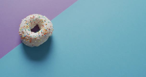 Vídeo Donuts Com Cobertura Fundo Azul Roxo Colorido Divertido Alimento — Vídeo de Stock