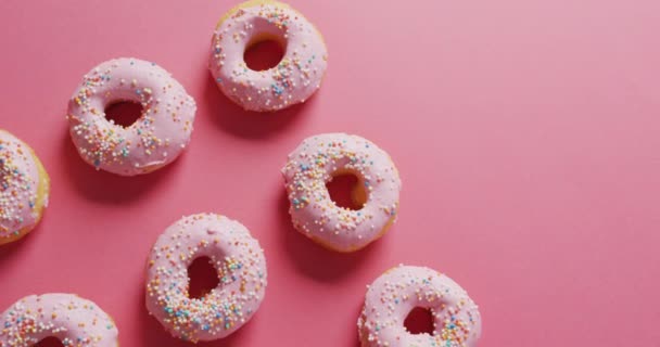 Video Von Donuts Mit Sahnehäubchen Auf Rosa Hintergrund Buntes Fun — Stockvideo
