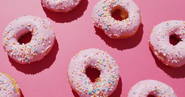 Video Von Donuts Mit Sahnehäubchen Auf Rosa Hintergrund Buntes Fun — Stockvideo