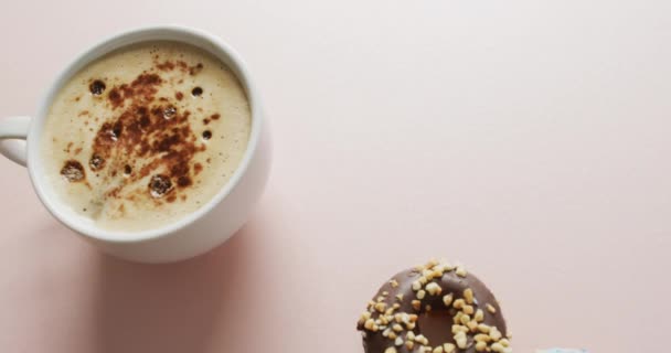 Kremalı Çörek Videosu Pembe Arka Planda Bir Fincan Kahve Renkli — Stok video