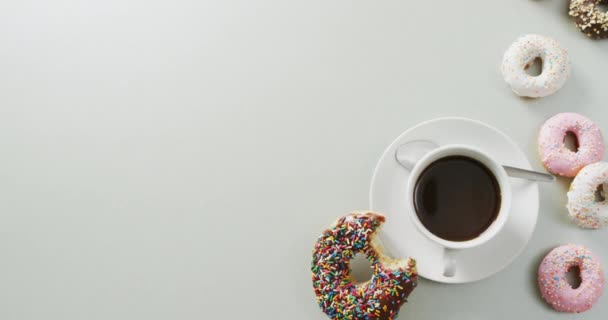 Video Rosquillas Con Glaseado Taza Café Sobre Fondo Blanco Colorida — Vídeo de stock