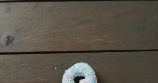 Vídeo Donut Com Cobertura Fundo Madeira Colorido Divertido Alimento Doces — Vídeo de Stock