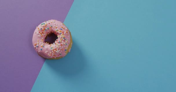 Vídeo Donut Com Cobertura Fundo Roxo Azul Colorido Divertido Alimento — Vídeo de Stock